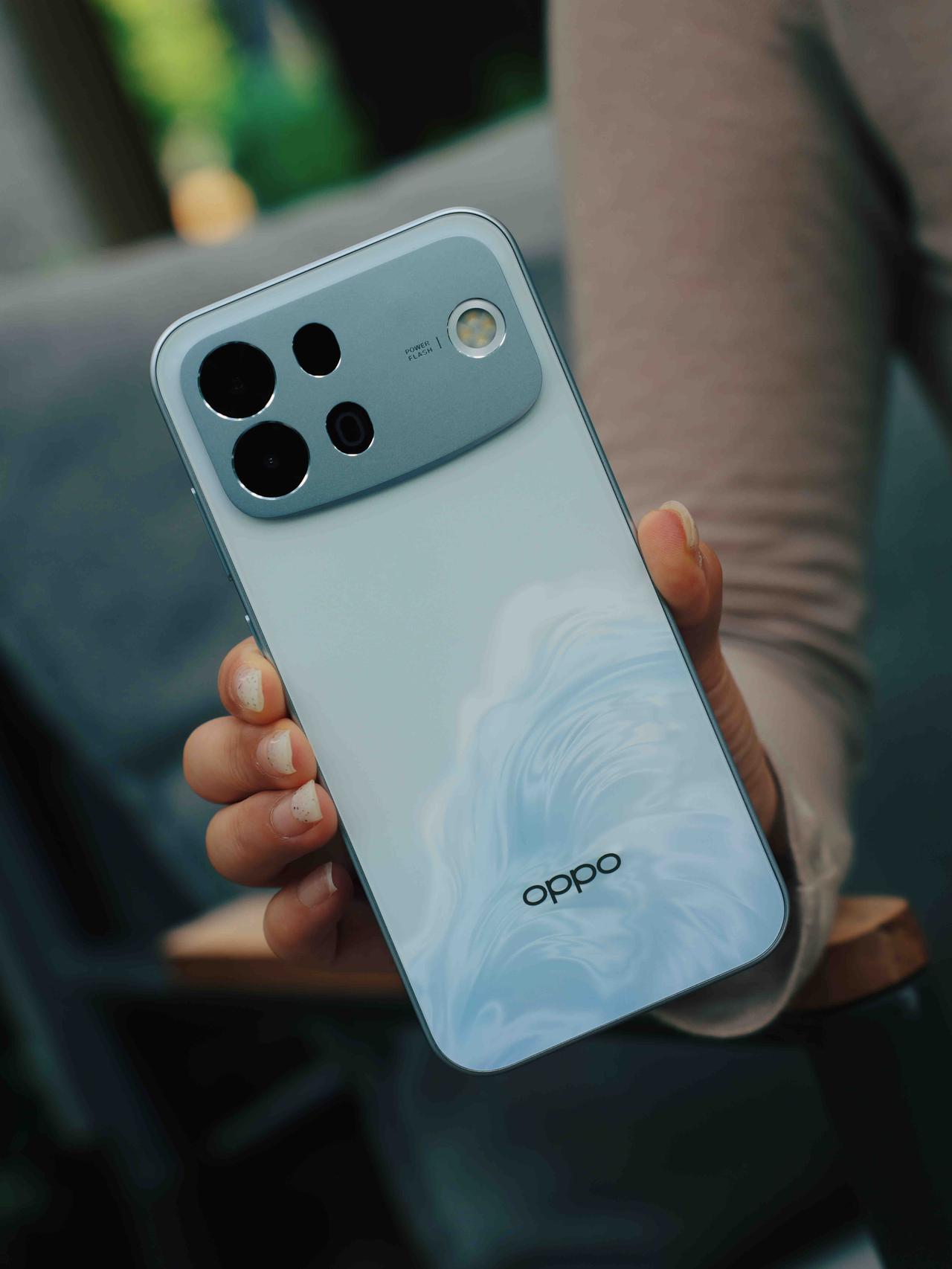 A7 Pro Max6.78英寸直屏，利落干脆，视野开阔。背板那层3D立体浮雕纹