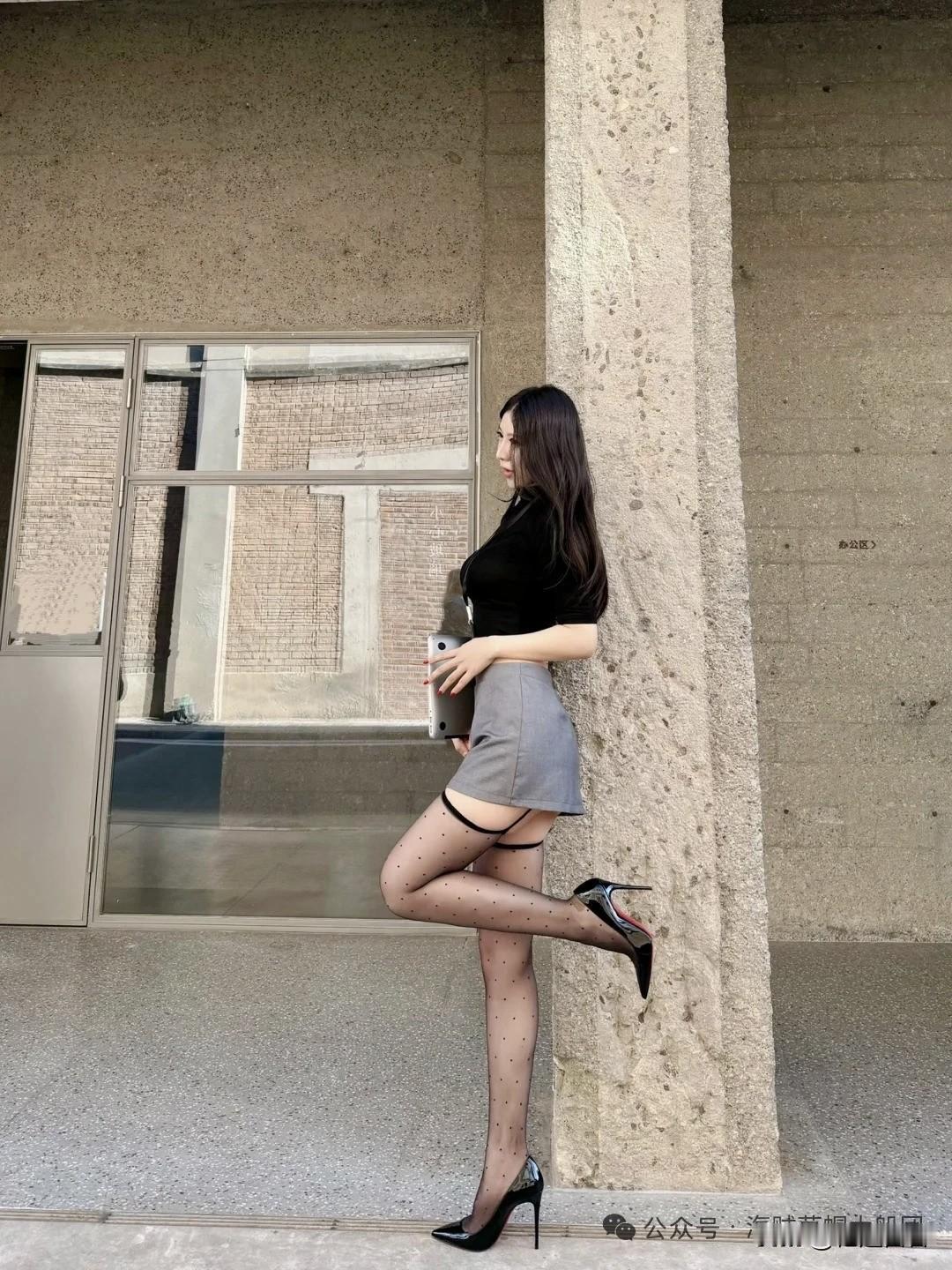 都市酷女孩穿搭指南，黑白灰的时尚碰撞！