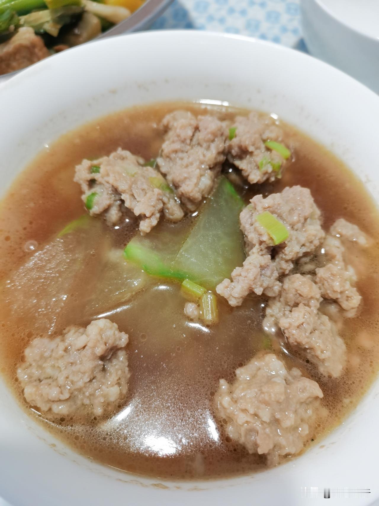 中午点外卖备注多加醋，
送来一看整袋醋都倒进去了，酸得我五官皱在一起，
商家还贴