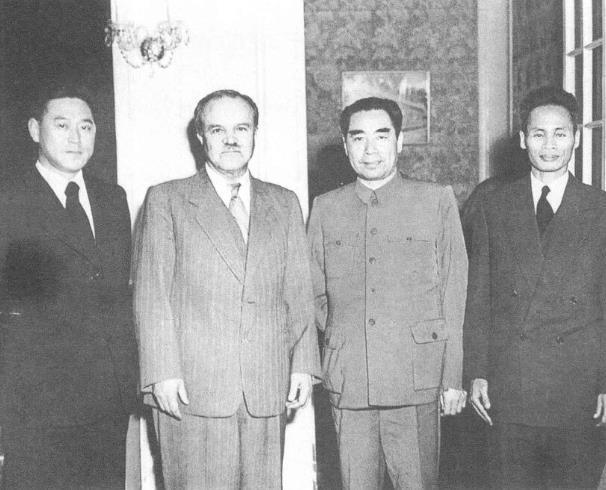周恩来和莫洛托夫(左二)，朝鲜外务相南曰(左一)，越南外交部长范文同(左四)合影