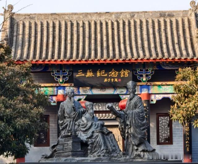 。
 
走过喧嚣的网红古城，看过太多复刻的仿古建筑，不如奔赴郏县，去三苏坟赴一场