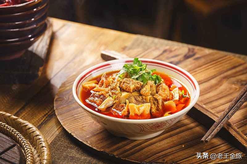 今天吃什么 纠结半小时最后敲定了楼下开了6年的淮南牛肉汤，15块钱点了标配，粉丝