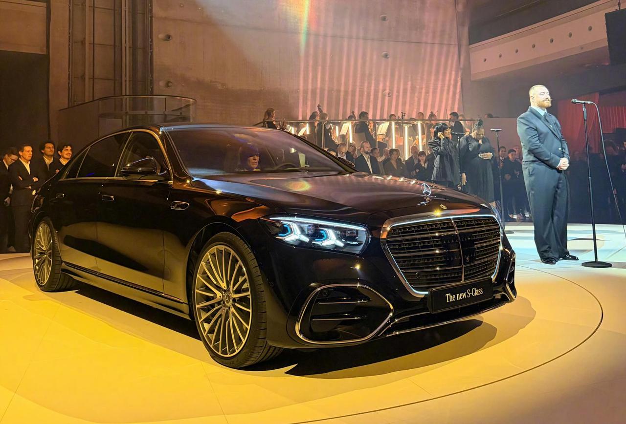 BBA天花板再进化！新款奔驰S级：豪华，是连门把手都会发光
都说奔驰S级是“汽车