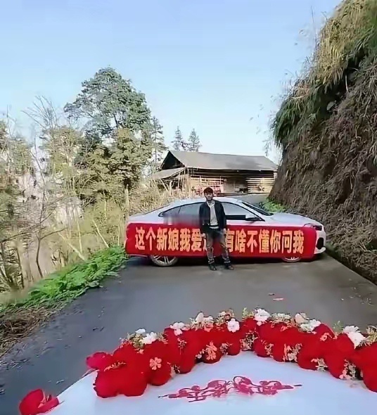 据说这个男的被揍的不轻 