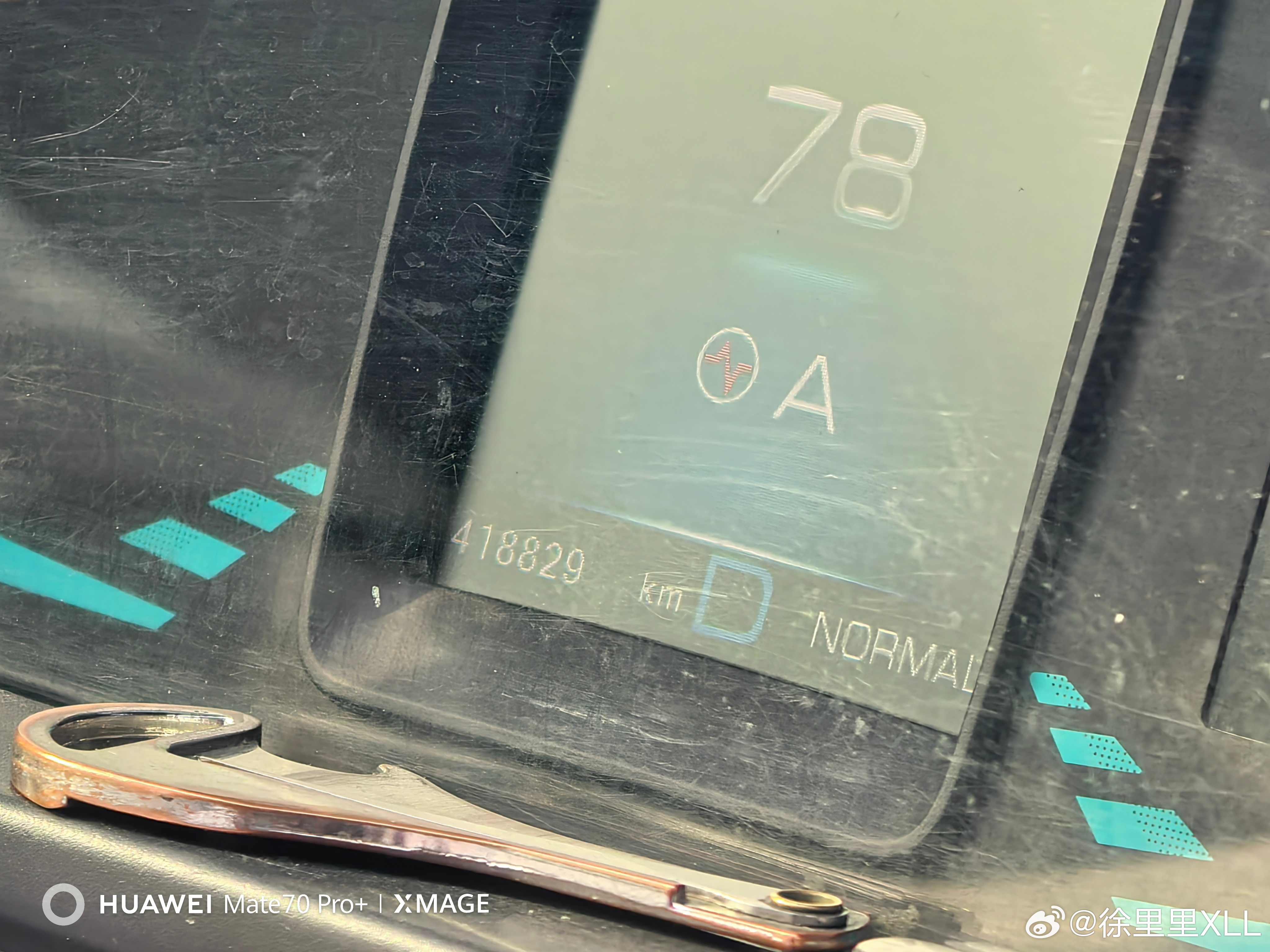 打车打到个欧拉iQ。我低头一看，41.8万公里。2018年的车，方向盘都磨掉皮了