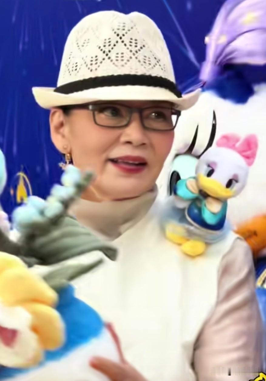 近日，久违了的潘虹亮相迪士尼十周年活动现场，她头戴镂空浅纹礼帽，一袭浅色套装，手
