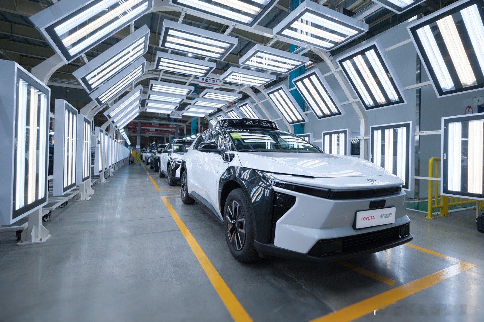 广汽丰田Robotaxi下线丰田与小马智行共同推进研发生产的铂智4X Robot