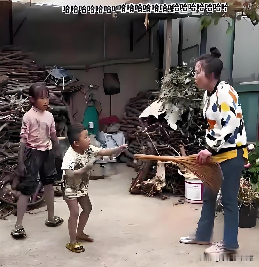 那个浑身湿漉漉的男孩，挡在姐姐面前喊出“姐姐先走”时，他脏兮兮的小手，攥紧了童年