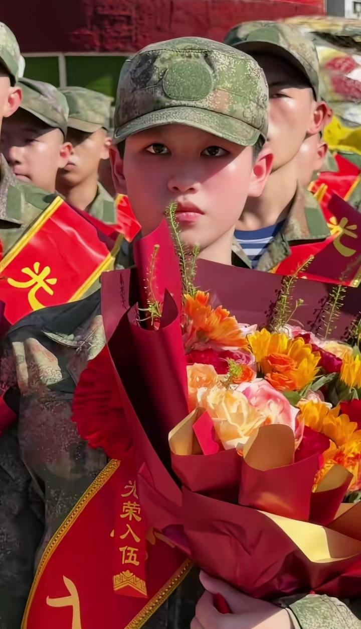 汕头新兵入伍现场！
这次入伍队伍里，仅有4位女兵。她们眼睛格外明亮，炯炯有神，气