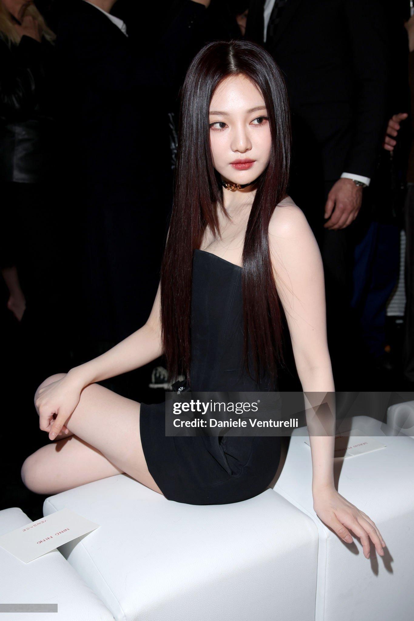 宁艺卓亮相Versace 2024秋冬大秀G社生图，官宣成为品牌全球代言人这是宁
