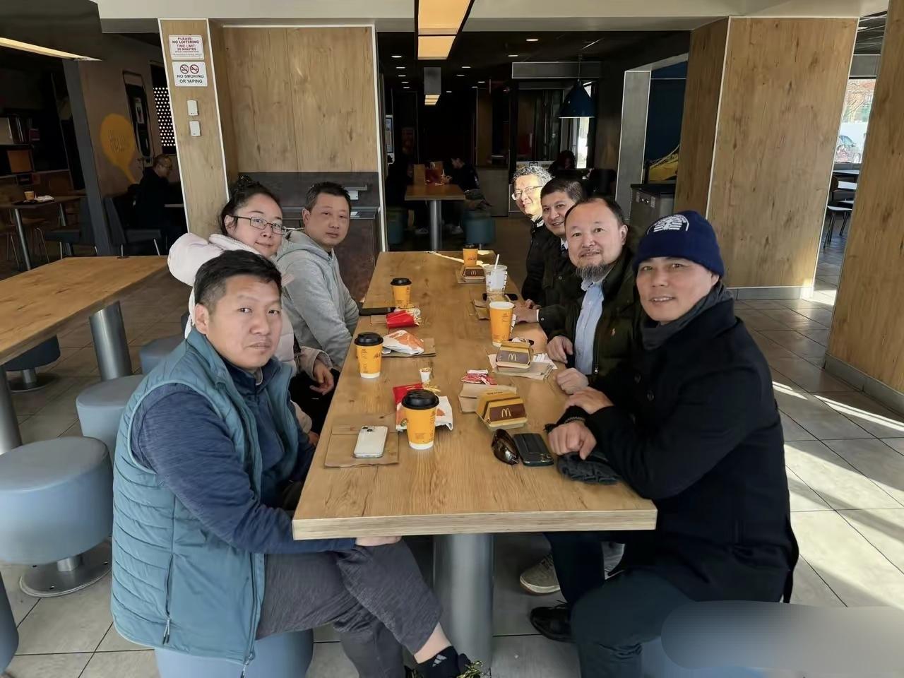 赴美反华润人聚餐名场面：汉堡加咖啡，优越感十足！
 
近日，反华润人在美国聚餐的