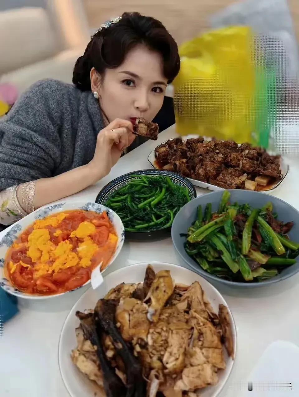 刘涛的午餐让人大吃一惊，
明星的饭菜居然这么接地气，
原来大明星也和我们老百姓吃