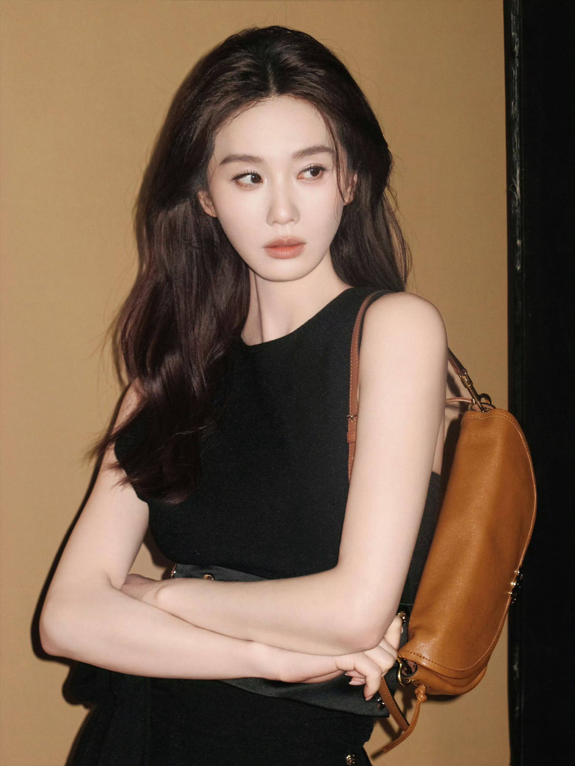 刘诗诗 in CELINE 📸🕶️👜 黑裙配墨镜，挎着Little Hal