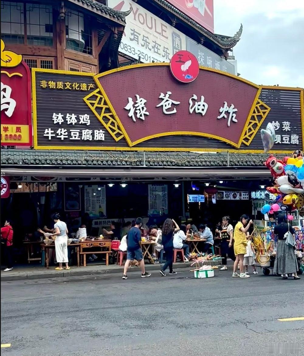 王鹤棣家炸串店现状一句“不舒服”，直接把自家炸串店干到评分暴跌、客流砍半。粉丝忙