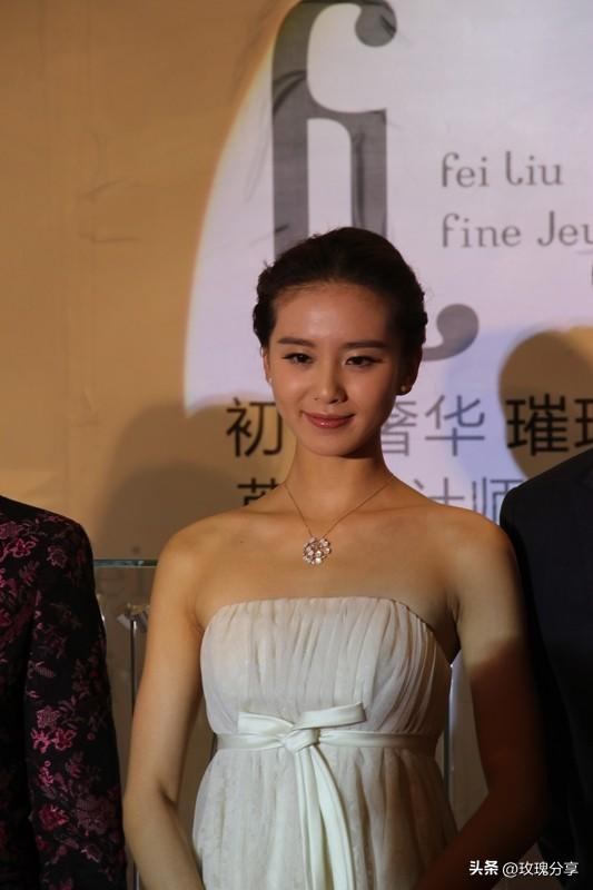 刘诗诗在演艺道路上付出颇多。拍戏时，为呈现完美打戏效果，她无数次重复动作，身上留