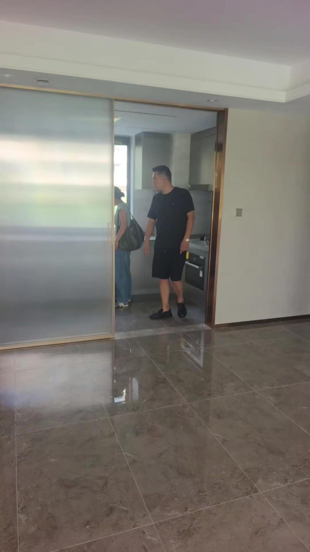 当天看房当天签订购房合同，第二天全款办理过户，有钱人的世界认知也大，格局也足，做
