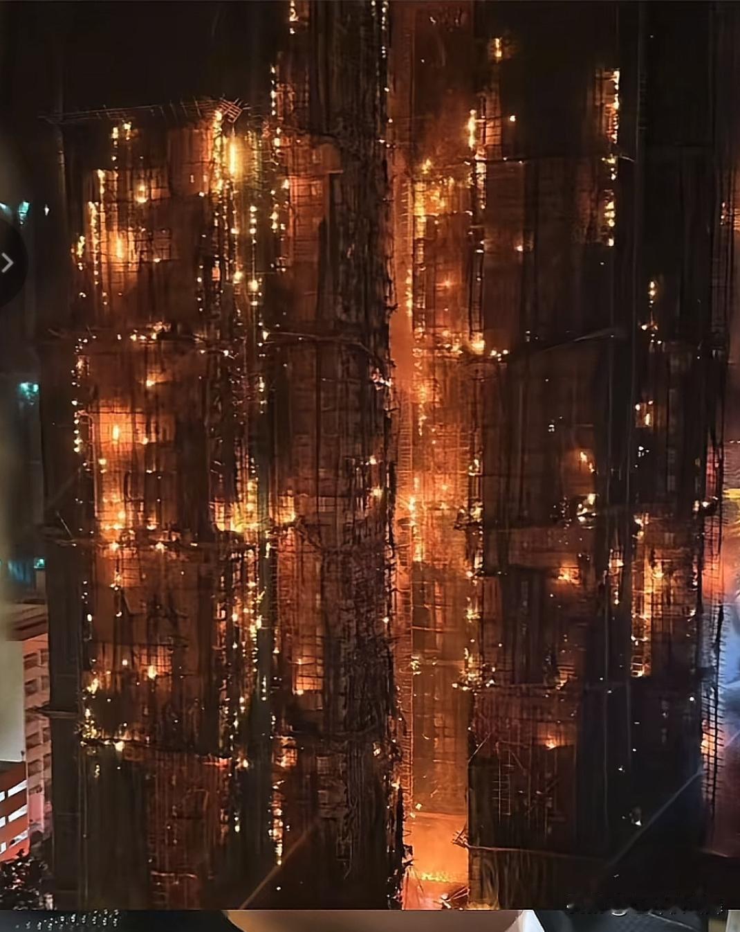 港岛的这次火灾，真的让内地的人看得一脸懵！首先，没有想到现在竟然还在用竹子来做外