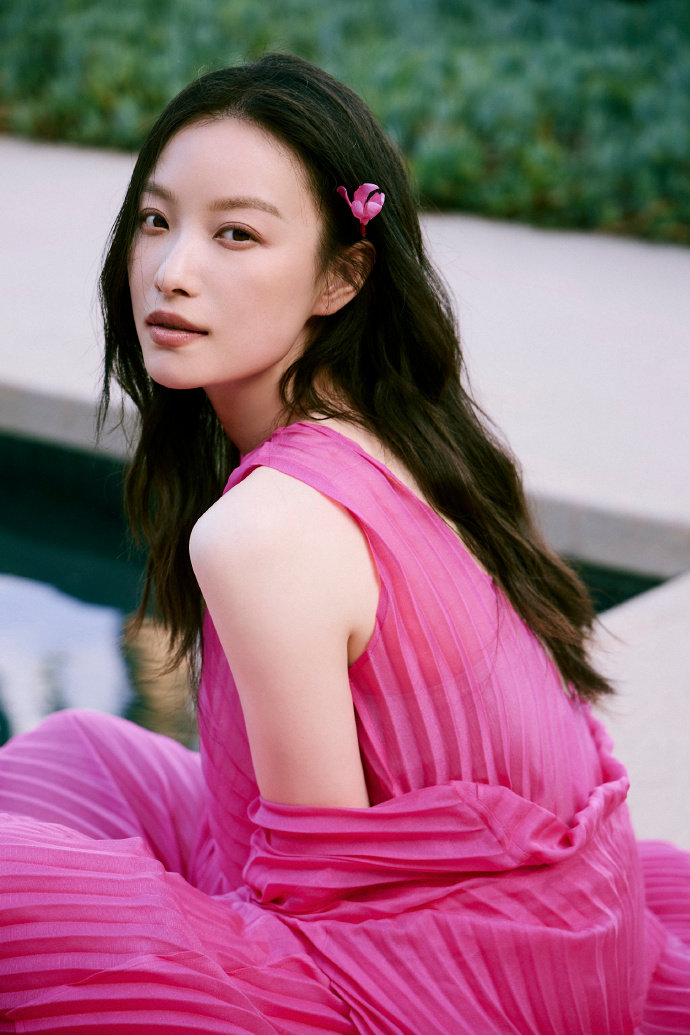 #倪妮海边玫红大片#  倪妮海边玫红大片日落时分融入天边的玫红，耀眼的美[哇] 