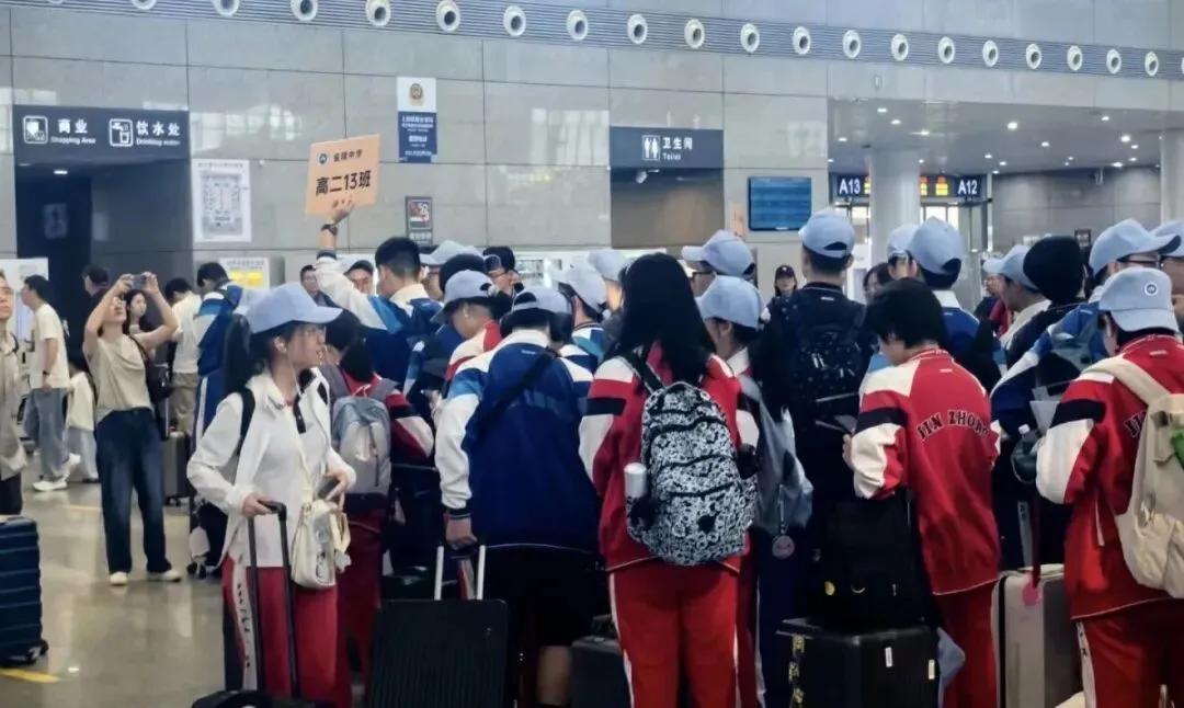 南京学校为高考让考场让出新花样，高三学生今天高考，高一高二学生昨天已乘上高铁出发