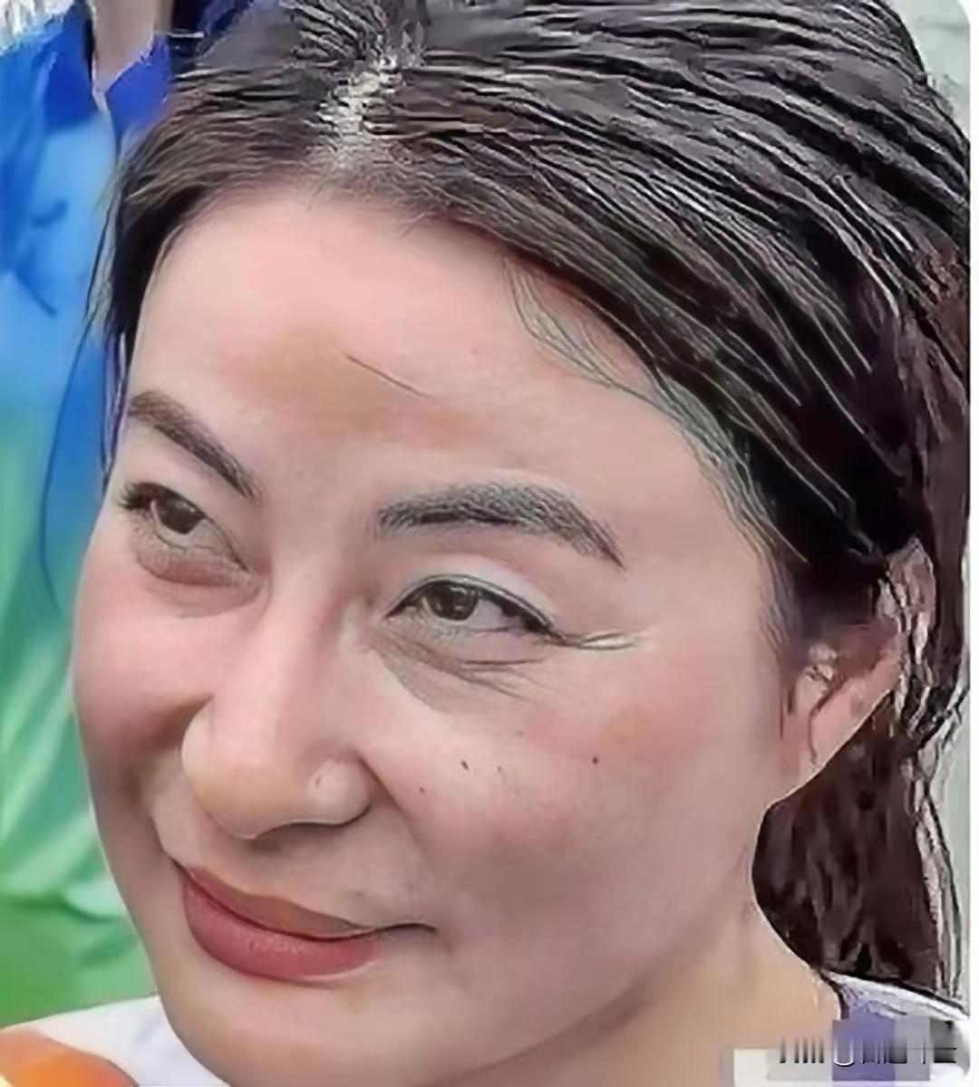 43岁的郭晶晶素颜出镜，没化妆、没开美颜，短下巴、鹰钩鼻、大门牙，连眼睛都是细细