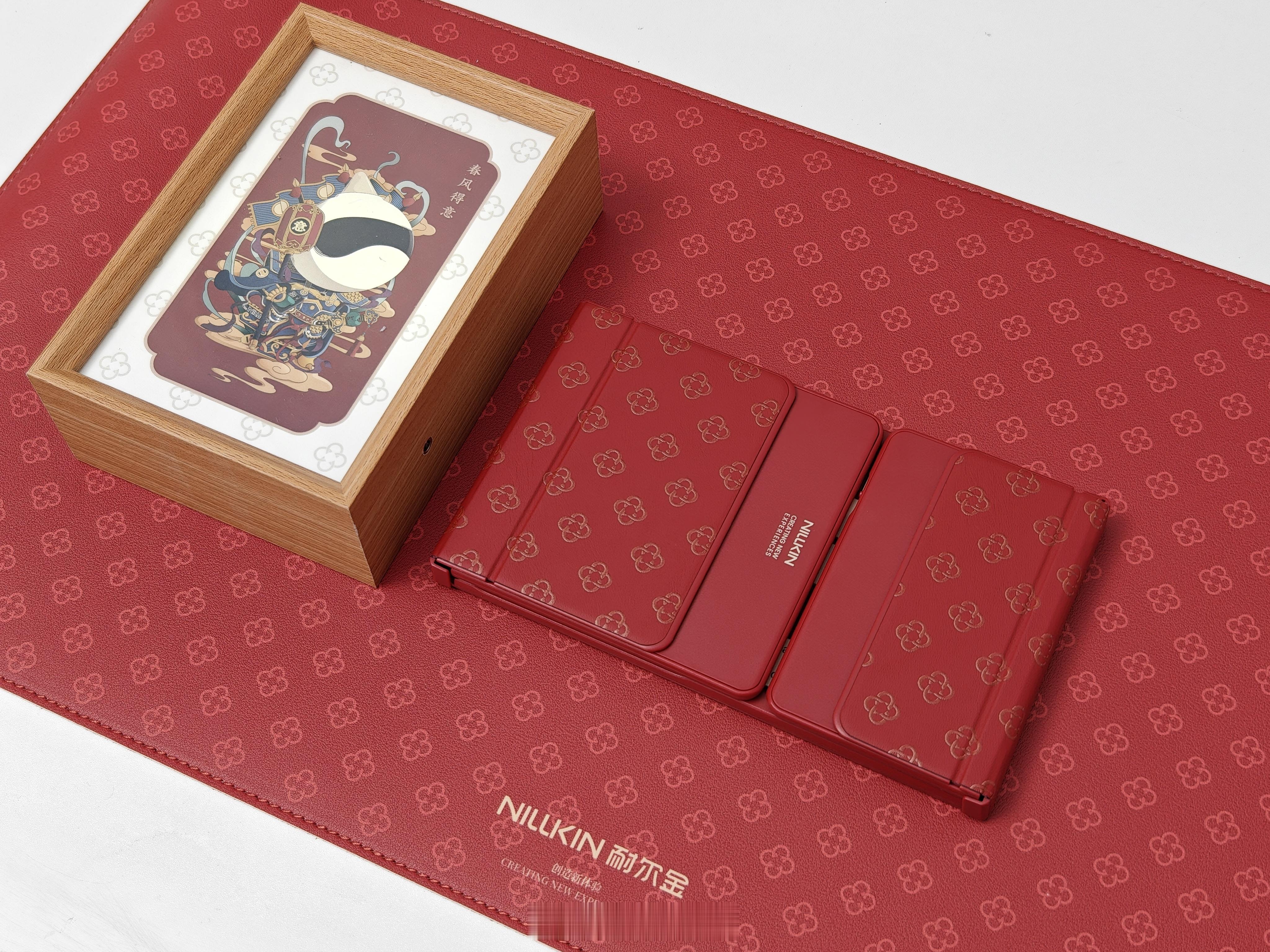 耐尔金的新春礼盒🏮里面有喜庆满满的鼠标垫、带灯的木质相框，还有个非常适合平板用