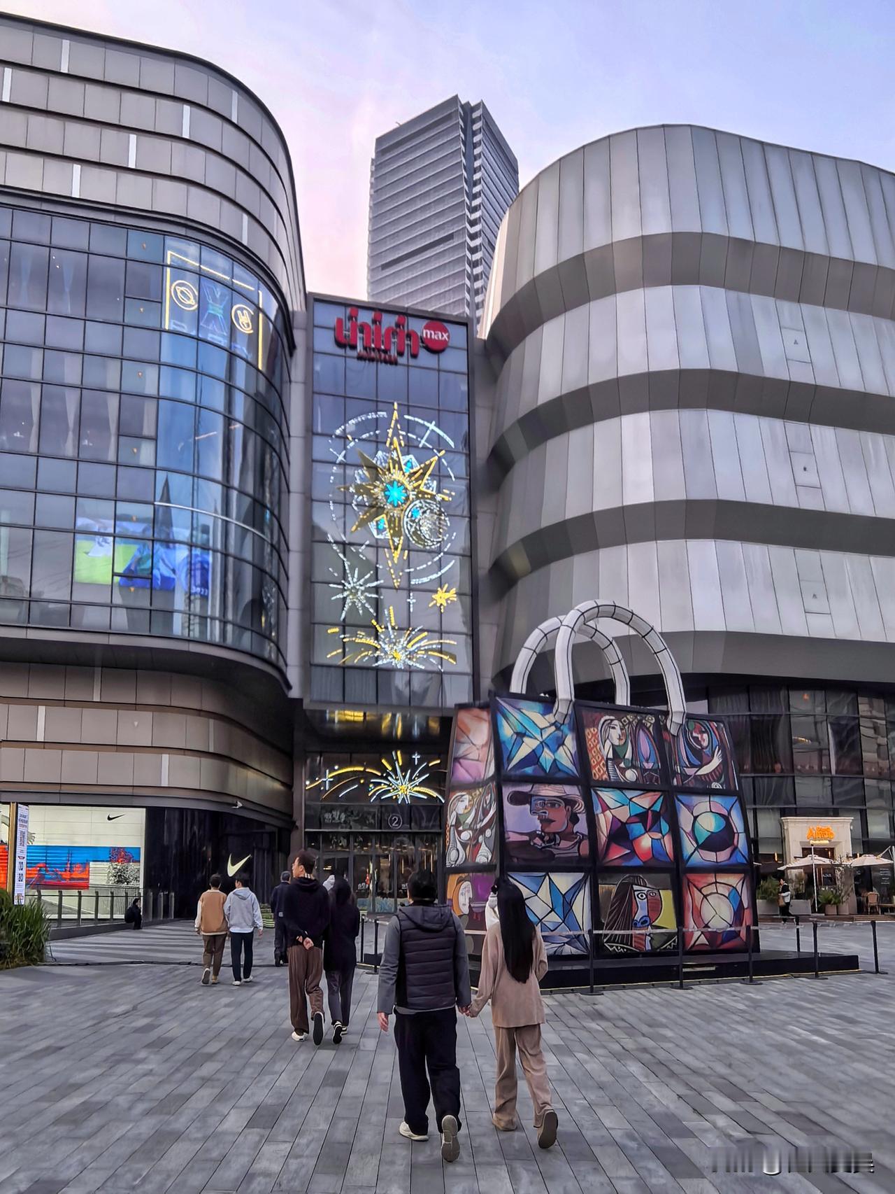 这个周未和老友又聚餐了，这一餐吃的挺满意，超出了大家预期。原价1127元，折后价