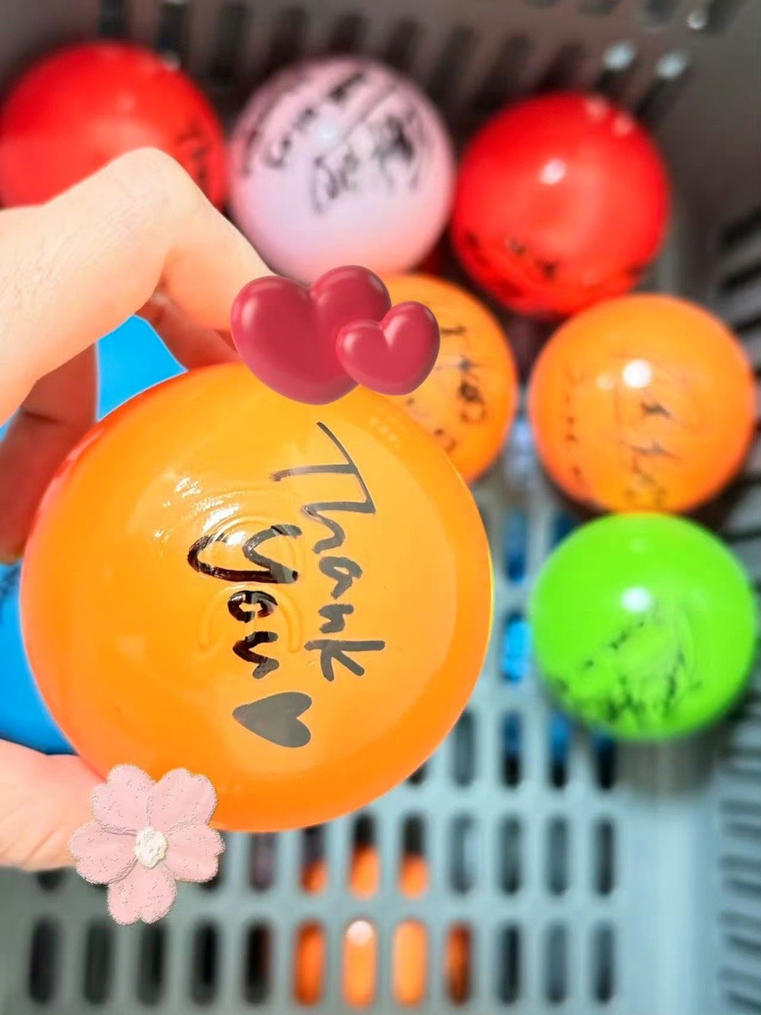 babymonster手写中文我爱你 当签名球飞向观众席的瞬间，中文「我爱你」的