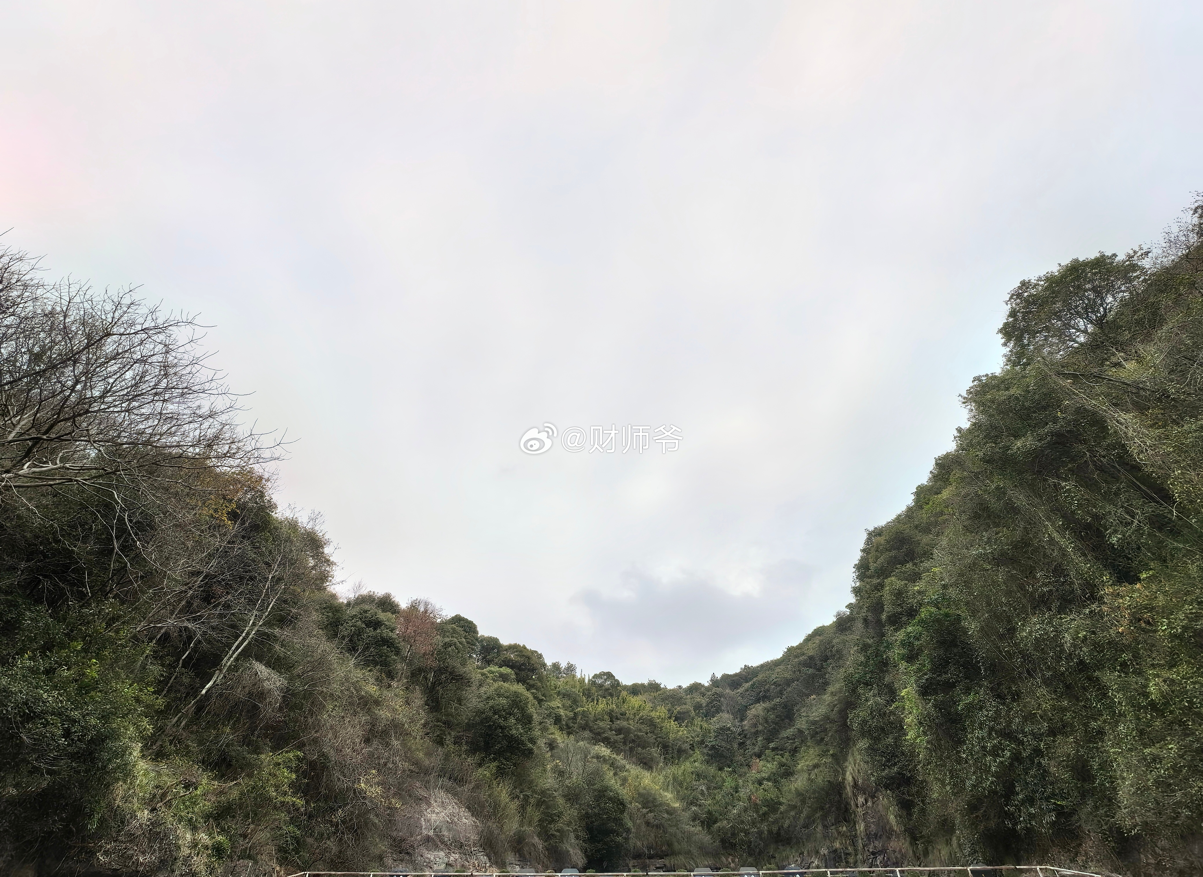 会稽山墓园，标准的“太师椅”造型。只是这把“太师椅”，是“共享型”的。 绍兴·炉