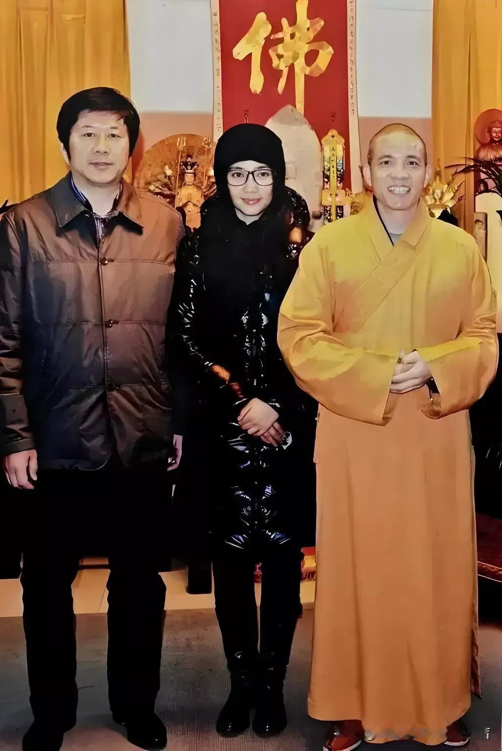李冰冰曾到访洛阳白马寺，并和当时担任白马寺方丈的印乐法师合影，最近这张合影火了。
