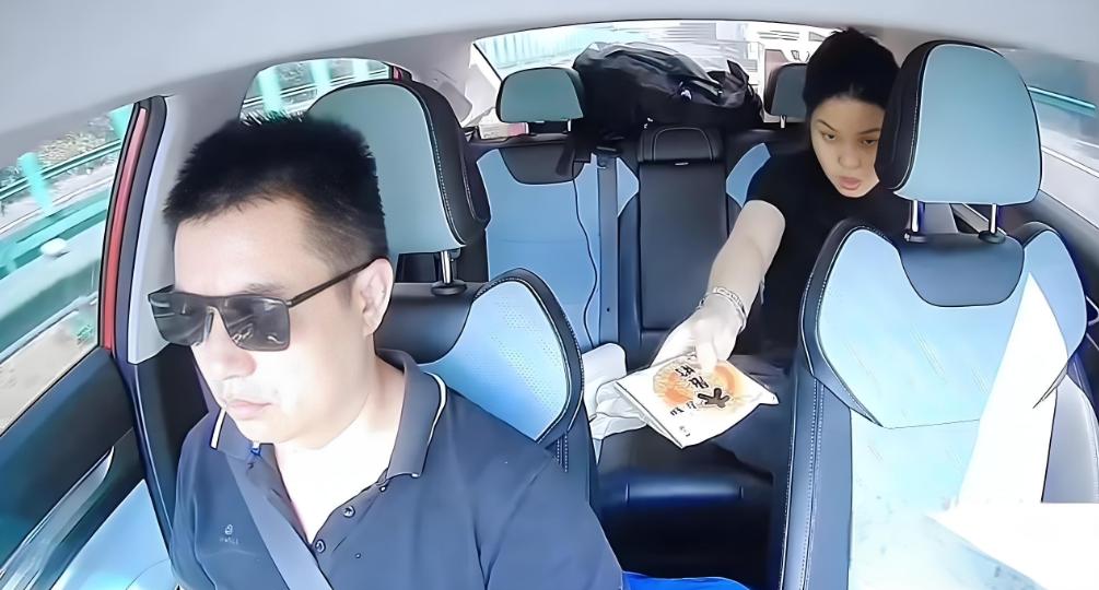 今年9月，在广东，一位女子坐网约车，在车上吃零食，司机大哥一点都不在意，只因女子