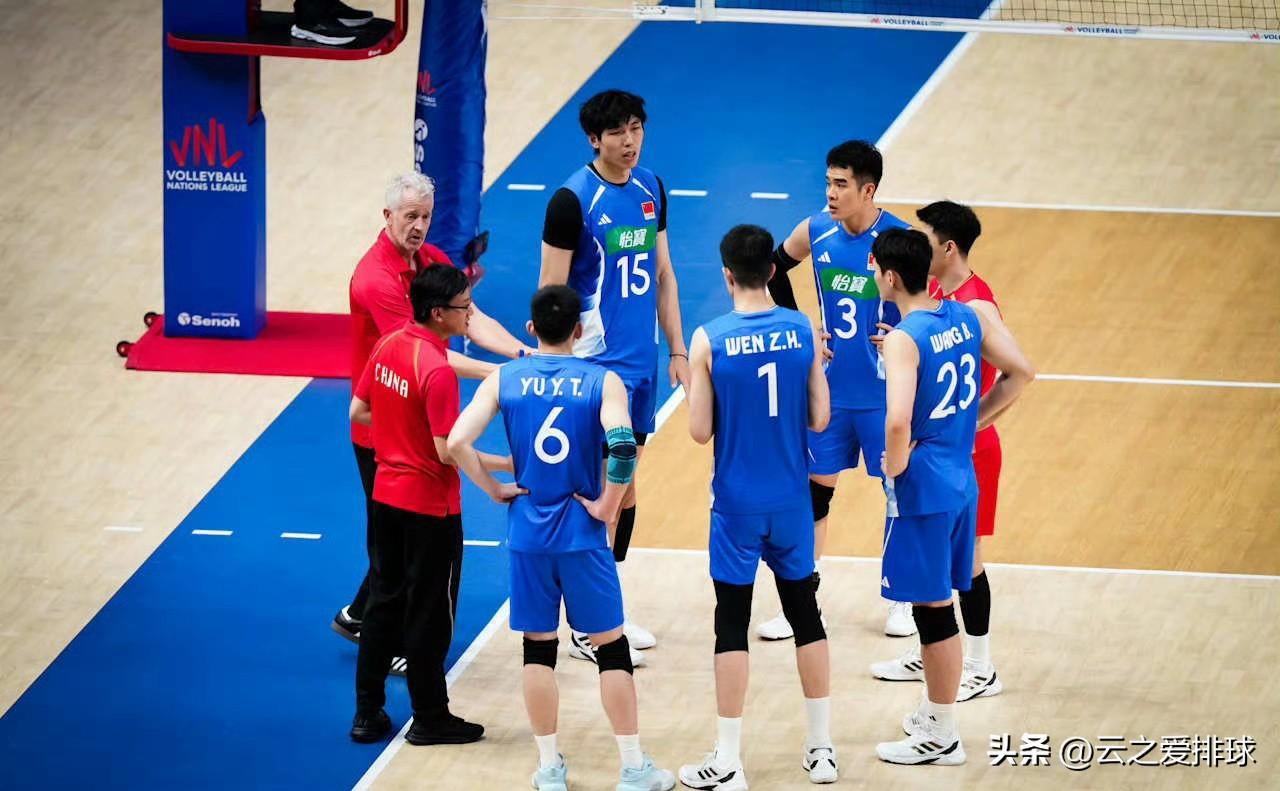 紧盯着临沂站中国男排4场比赛，目前接应、主攻或者副攻需锻炼新人！
该给薛智鸿和李