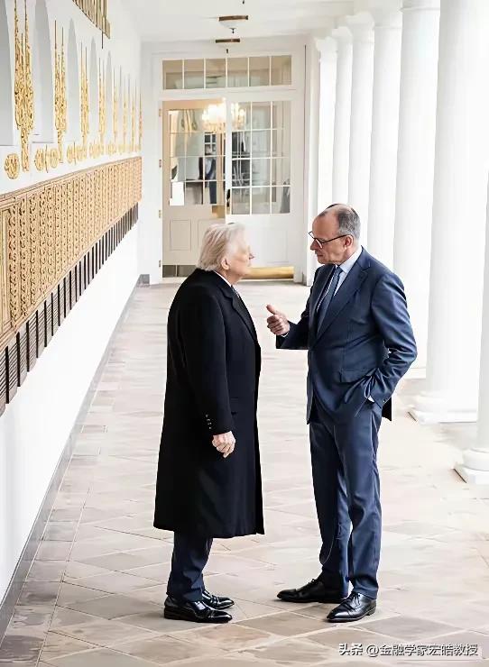 亲自发图！71岁的默茨单手插兜“教育”80岁的特朗普，这腰杆是真硬了！
 
德国