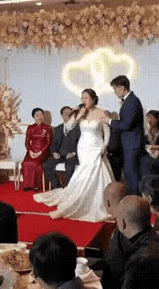 这样的新娘还能娶吗？
在婚礼上，新娘抢过主持人的话筒说，你们说好的，改口费180