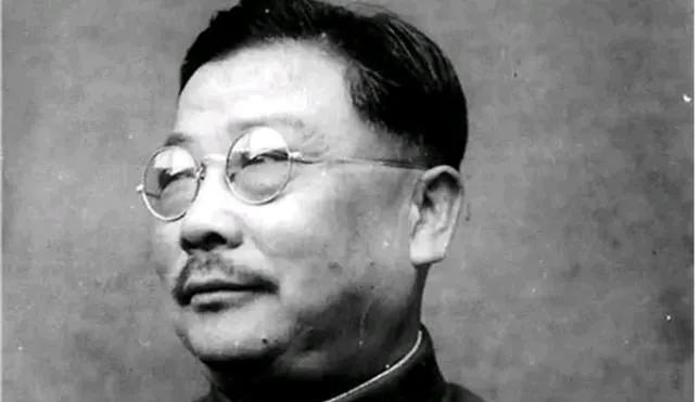 1937年，李克农外出散步，一个戴草帽的老农朝他扔了一个纸团，直到他弯腰捡起纸团