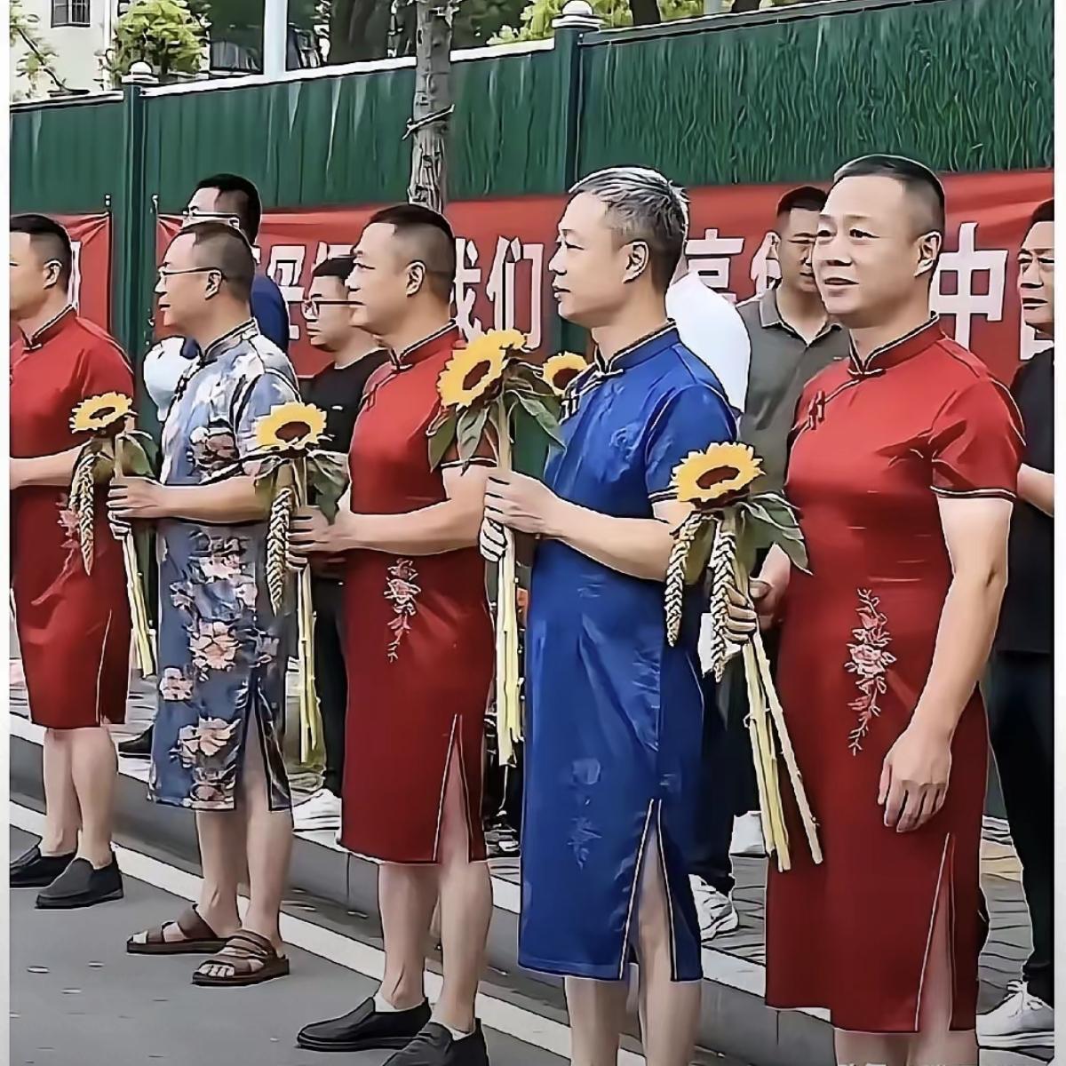 今天是高考第一天，我看到有很多男性家长也穿着旗袍，意味着自己孩子旗开得胜。但我总