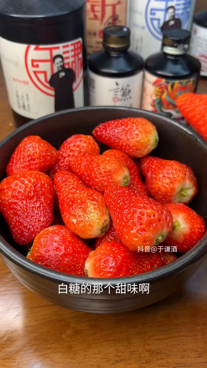 八九十年代的草莓好像甜度没有现在这么高，要想让草莓更好吃、更甜，必须得再加一道手