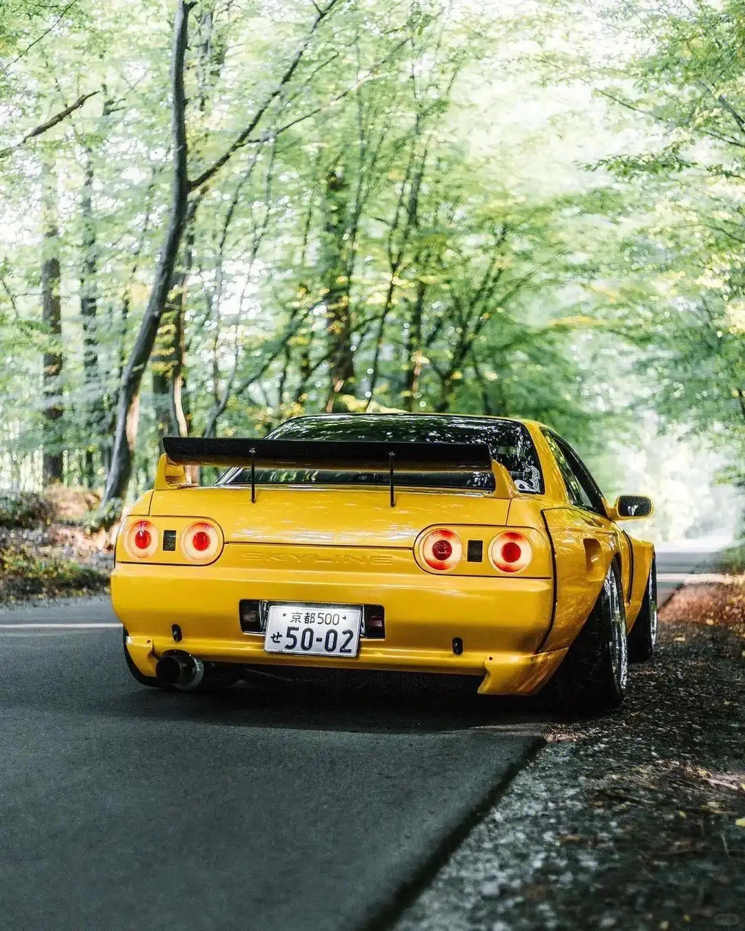 没有主角光环的话AE86能跑的过R32吗？