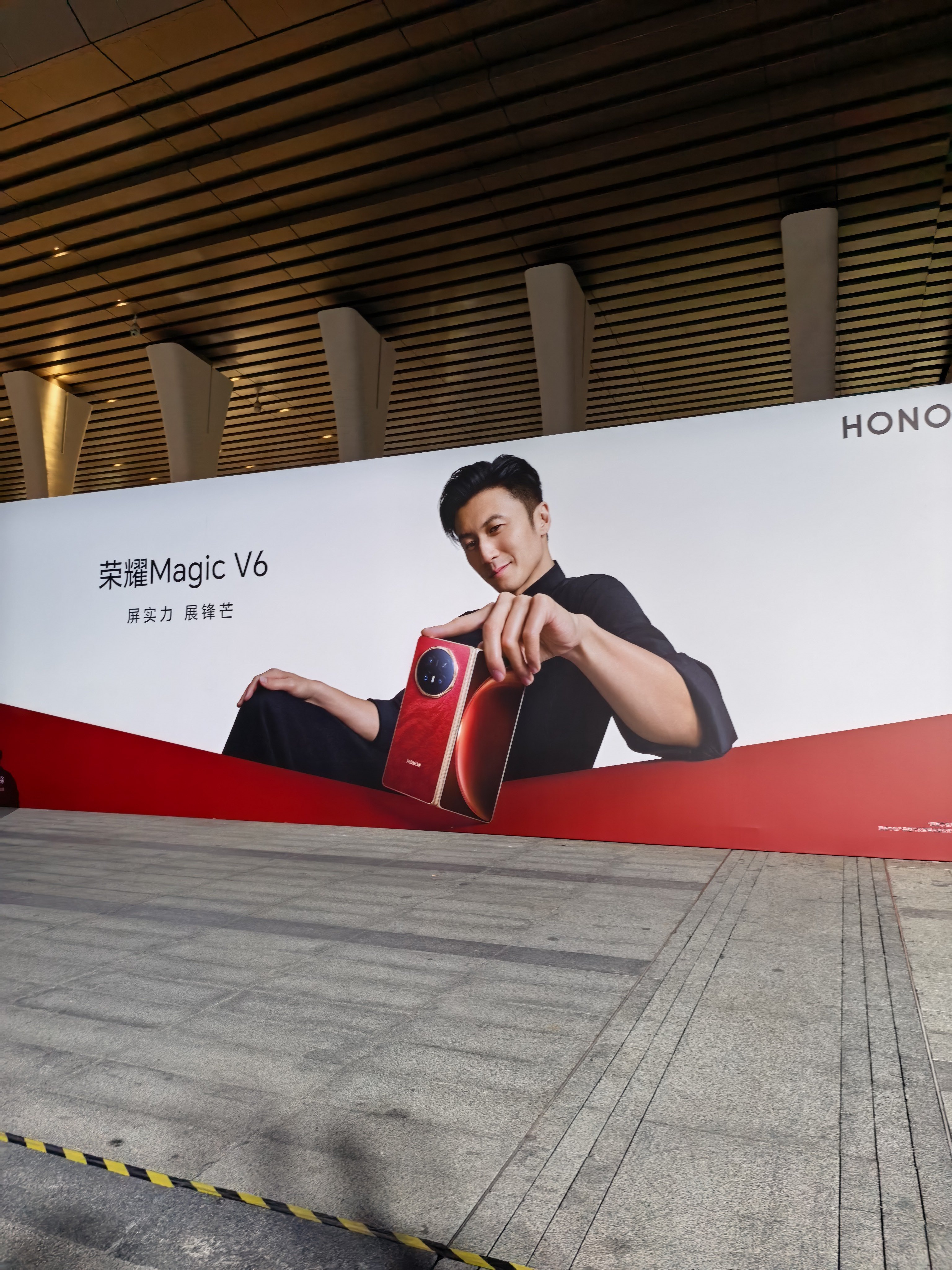 荣耀Magic V6，赤兔红还是太好看了！荣耀Magic V6折叠大满贯荣耀Ma