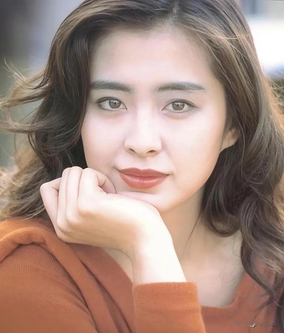 一字眉是王祖贤的特色，韩国为了模仿兴盛起了一字眉妆，而韩式妆容又引领亚洲。

导