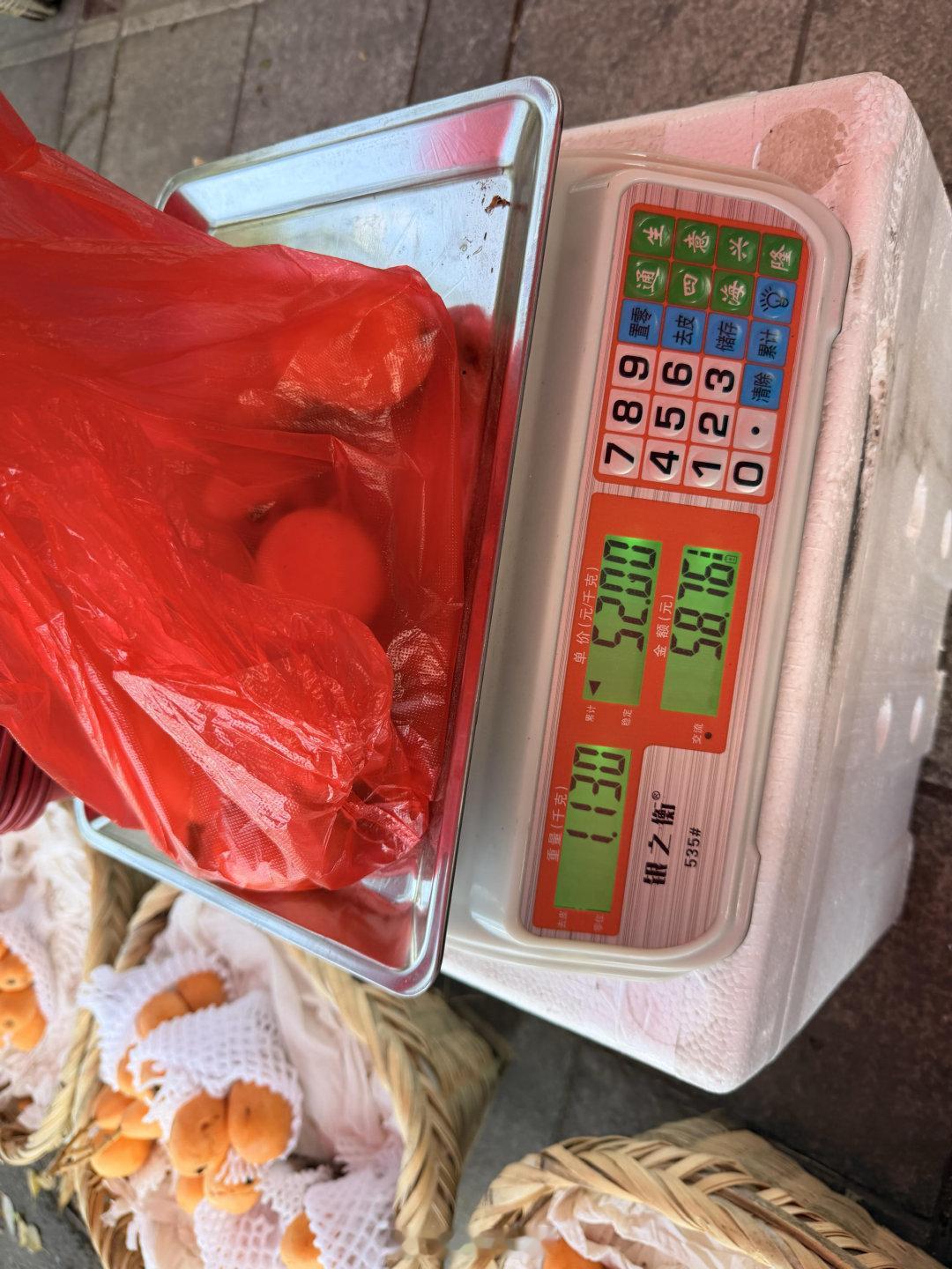 网友反映宁波东钱湖附近卖枇杷的摊有假称 网友“huhu今天认真读书了吗”发帖：东