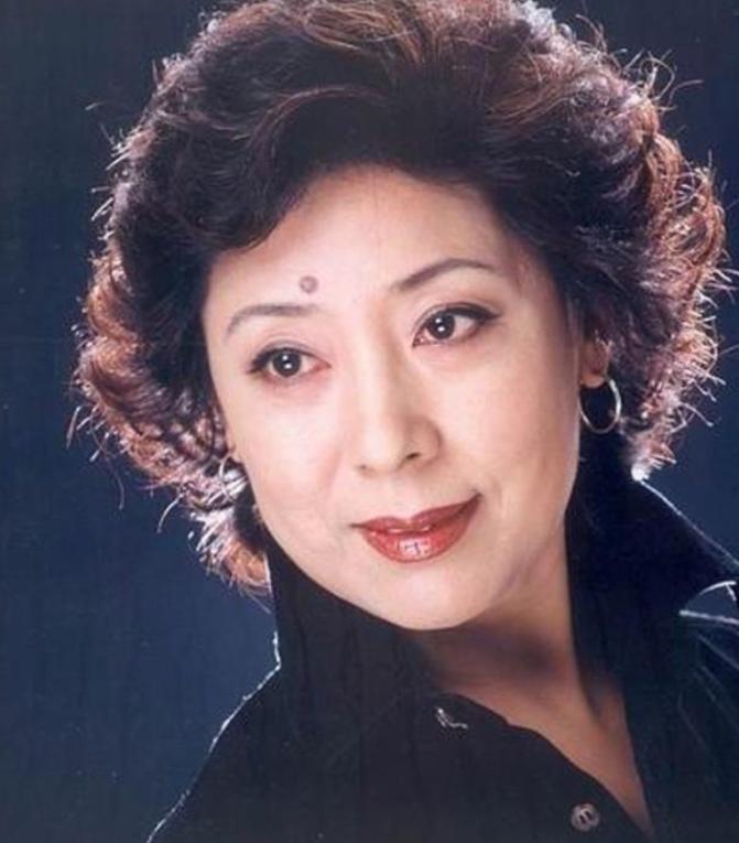 1990 年，歌唱家关牧村因家暴提离婚，王星军说房子孩子选一样，关牧村的选择让他
