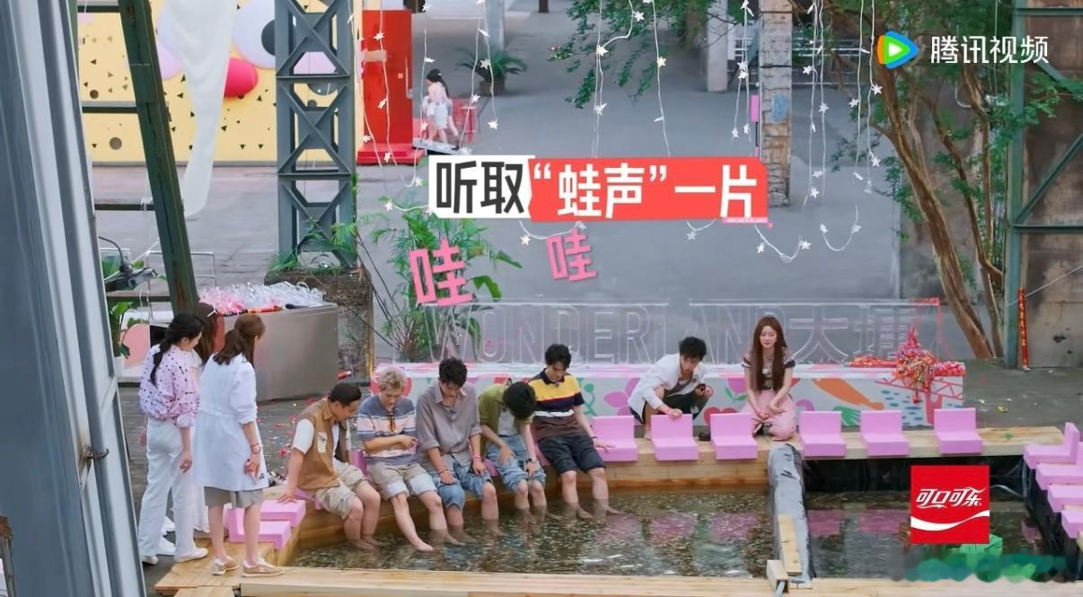 王子奇鱼疗演我怕痒本人王子奇嘴上喊不行脚绝不离开鱼池嘴上疯狂吐槽鱼疗太痒受不了，