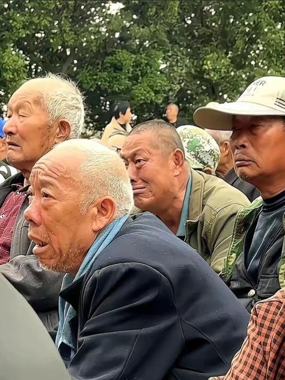 山东梁山有个老板掏了50万，请河南豫剧团连唱6天大戏，本来是给老爹办80大寿，结