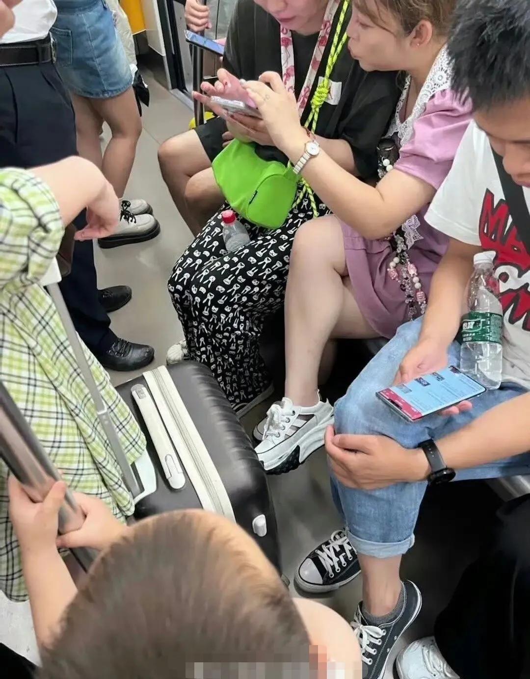 地铁上，因为没人给孩子让座，气得宝妈拍照曝光座位上的人！
怎么说呢，还是那句老话