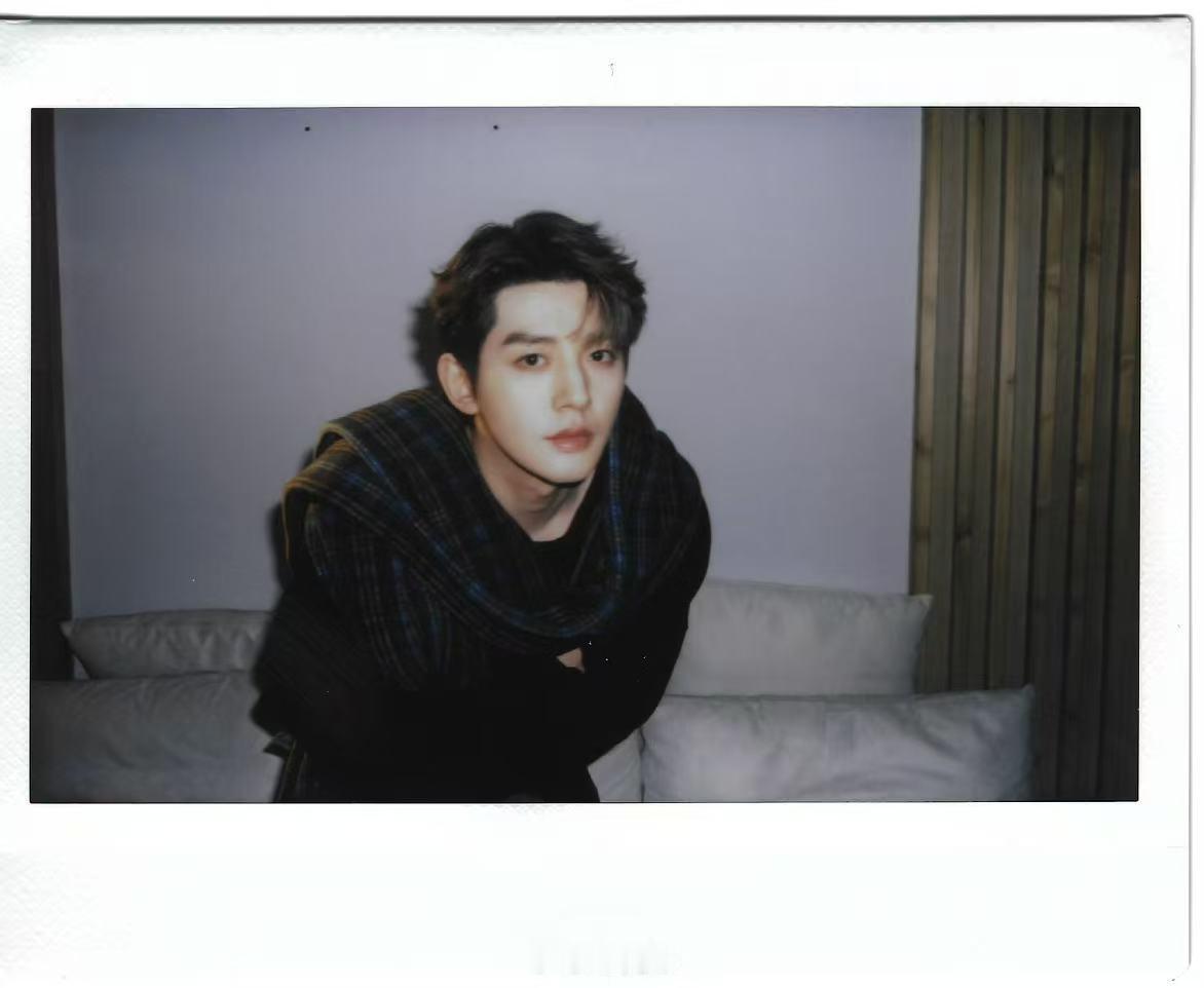 邓为黑衣拍立得邓为四宫格拍立得 邓为最新营业照，简单黑衣造型男友感溢出了，帅得好