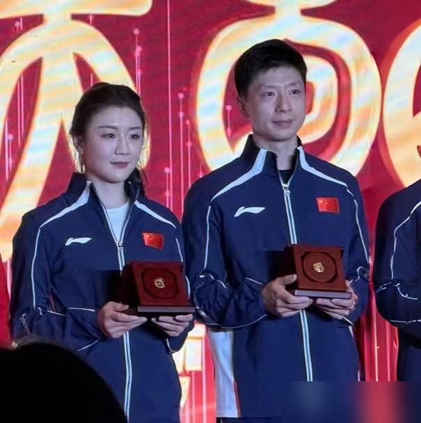 刚结束的红双喜公益年会上，马龙、陈梦这对“十金组合”一亮相，现场直接炸锅！
 