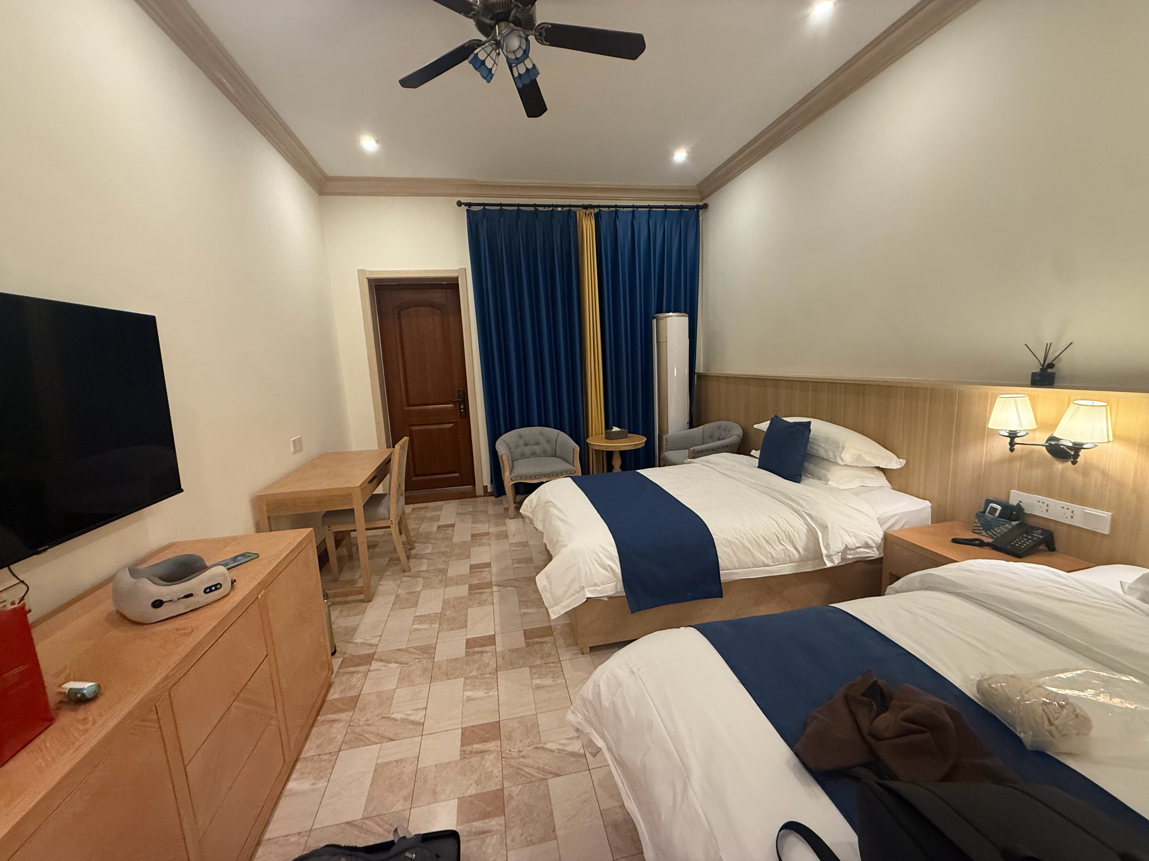 我没辙了……是水土不服吗 一早就醒了我可能也需要补充一下维D给你们看下我在克拉玛