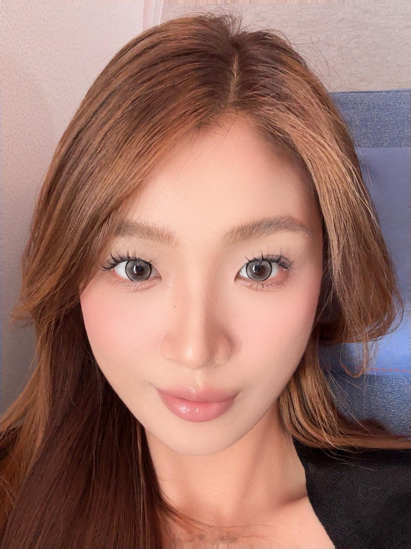 当我在重要的日子化妆打扮一到重要的日子化妆手就好像莫名生疏了，平时一笔流畅的眼线