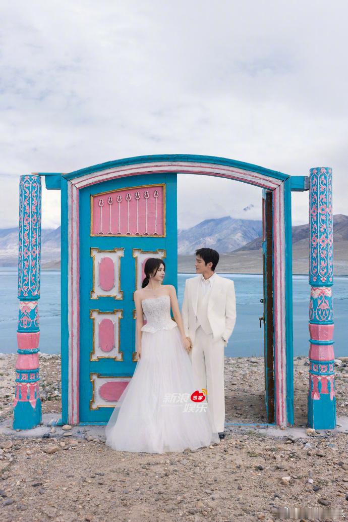 姜潮麦迪娜一家四口婚纱照 8月3日，婚纱照公开，两个孩子也有出镜。一共6套造型，