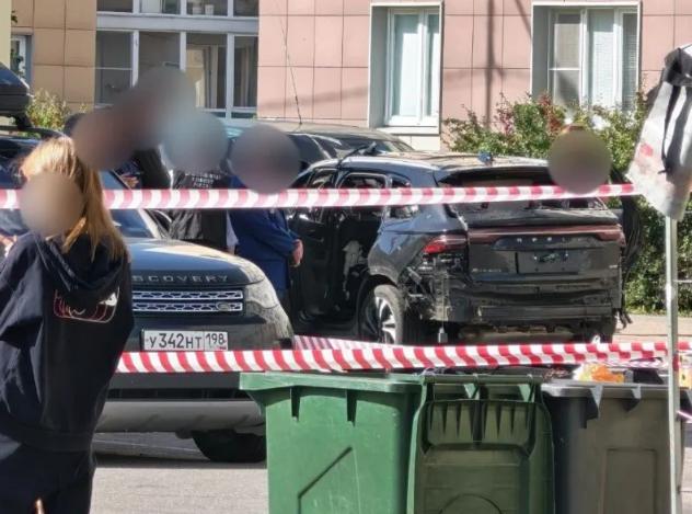 图文：俄当地媒体报道称俄航空航天部队的一名中校飞行员在圣彼得堡被汽车炸弹炸死
